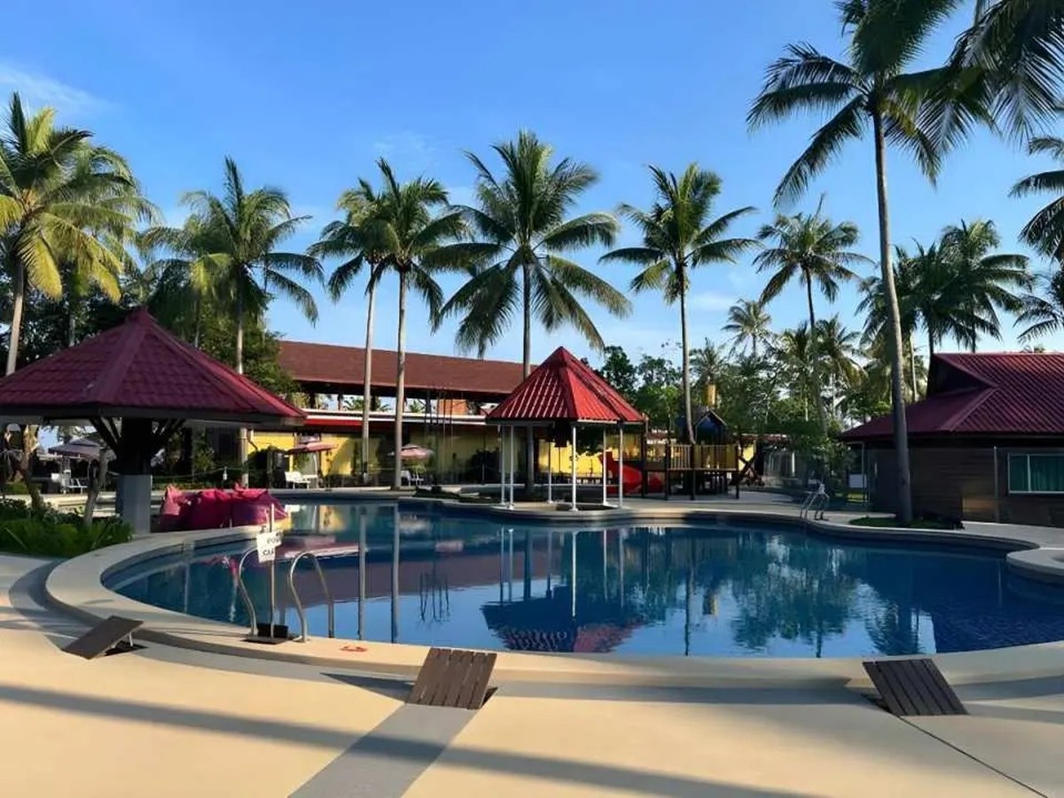 The pool at Borneo Beach & Mangrove Resort